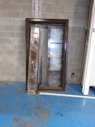 Cierre de balconera de madera noble