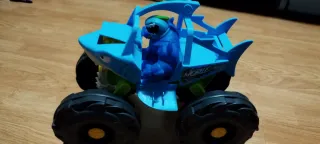 Coche tiburón goo jit zu con muñeco