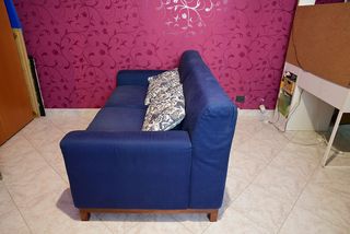 Divano in tela blu.