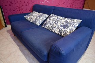 Divano in tela blu.