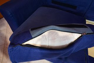 Divano in tela blu.