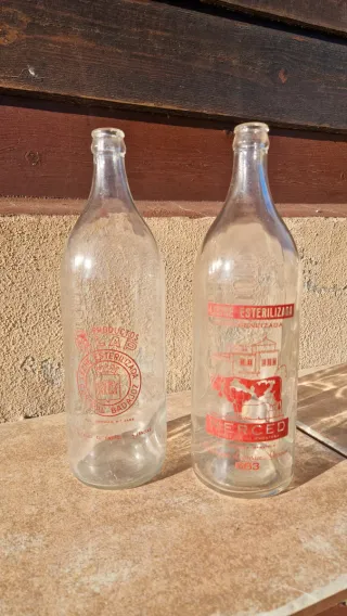 2 Bottiglie di Latte Antiche in Vetro