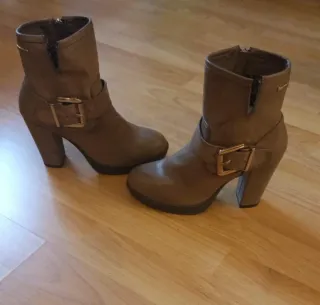 Botines tacón hebilla beige