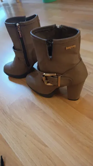 Botines tacón hebilla beige