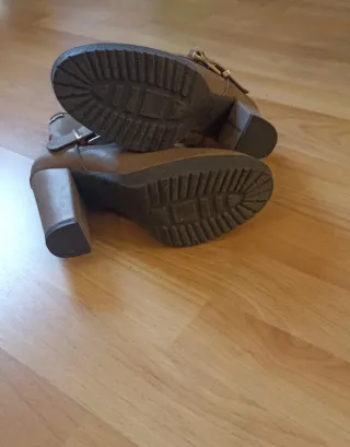 Botines tacón hebilla beige