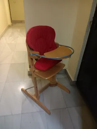 Trona de madera y tela roja