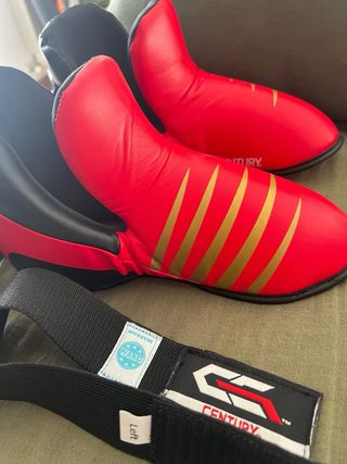 Espinilleras tibiales y patucos rojos Century