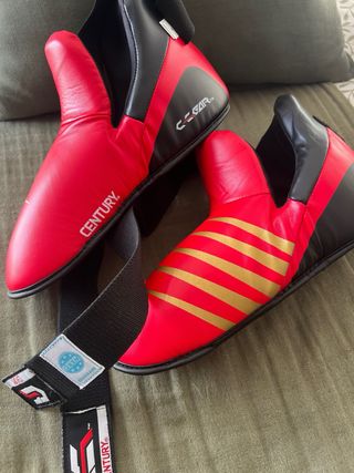 Espinilleras tibiales y patucos rojos Century