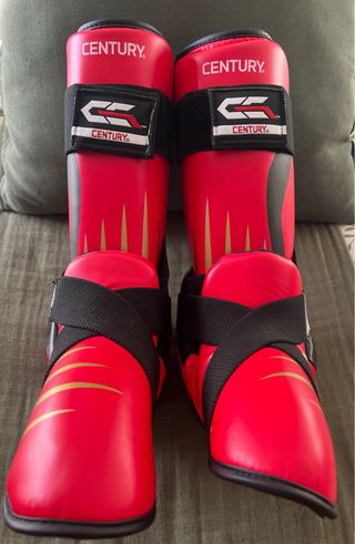 Espinilleras tibiales y patucos rojos Century