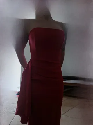 Vestido rojo elegante sin tirantes