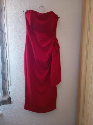 Vestido rojo elegante sin tirantes