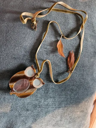 Colgante búho con lupa. Se abre para usar la lupa.