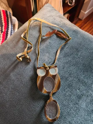 Colgante búho con lupa. Se abre para usar la lupa.