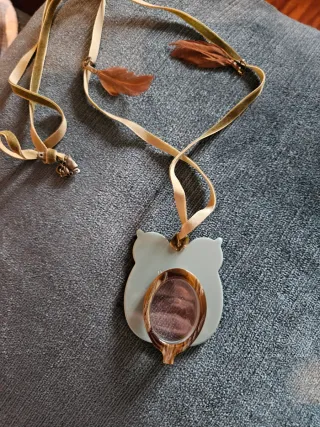 Colgante búho con lupa. Se abre para usar la lupa.