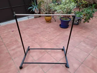 Burro perchero metálico con ruedas