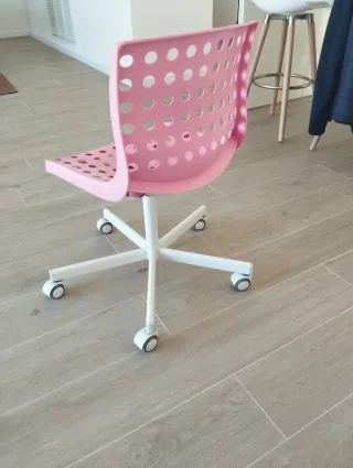 Silla de escritorio rosa con ruedas