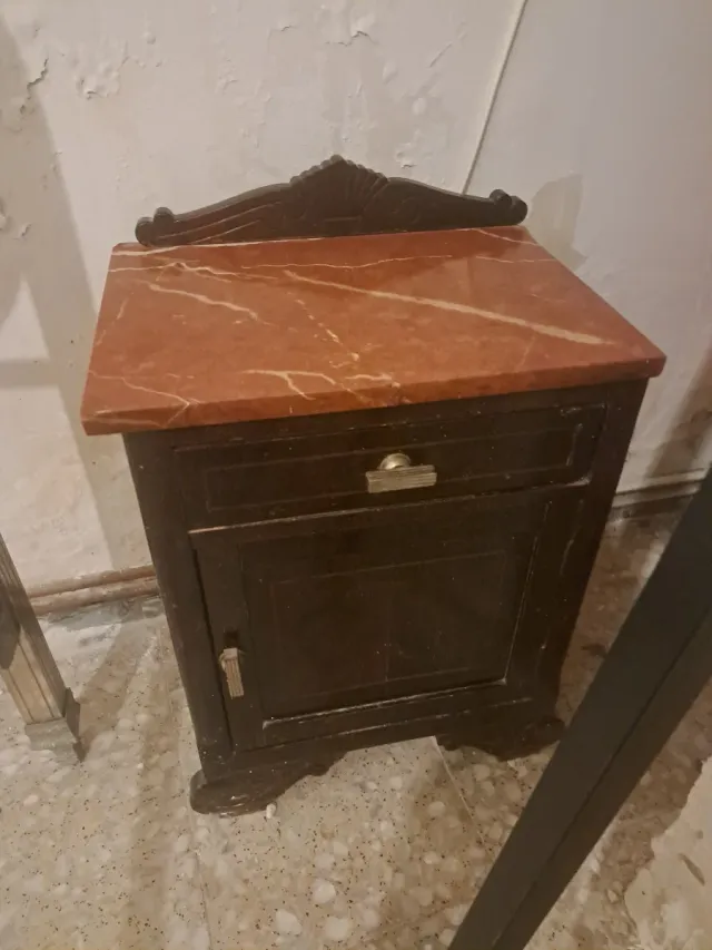 Mesilla de noche de madera y mármol