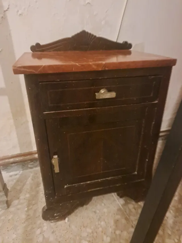 Mesilla de noche de madera y mármol