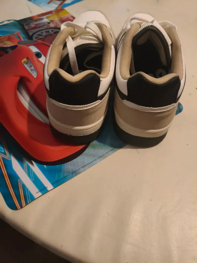 Zapatillas Lefties Beige y Blancas Talla 43