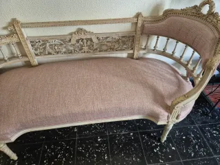 Sofá antiguo tapizado rosa y blanco