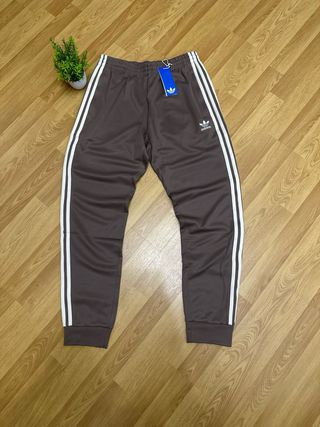 Chándal Adidas Marrón con Rayas Blancas