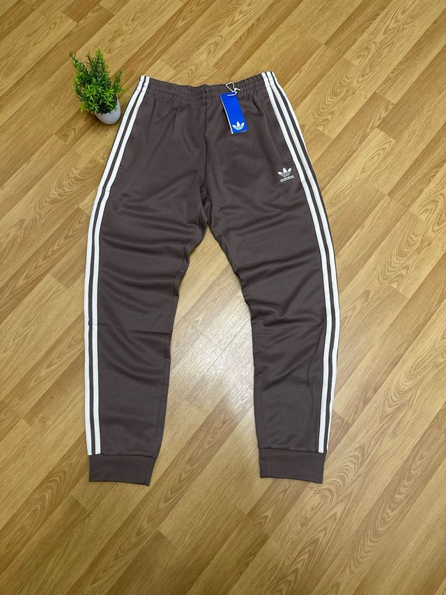 Chándal Adidas Marrón con Rayas Blancas