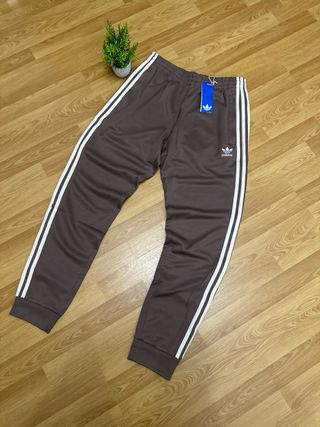 Chándal Adidas Marrón con Rayas Blancas