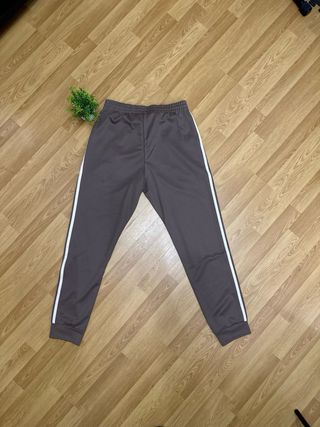 Chándal Adidas Marrón con Rayas Blancas