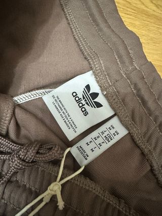 Chándal Adidas Marrón con Rayas Blancas