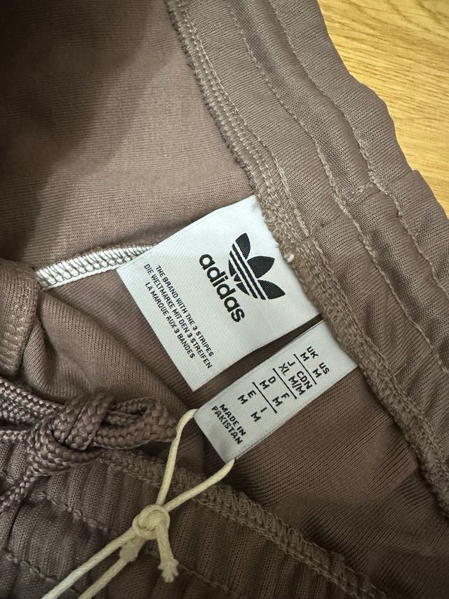 Chándal Adidas Marrón con Rayas Blancas