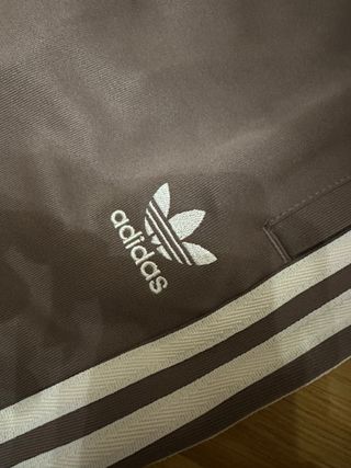 Chándal Adidas Marrón con Rayas Blancas