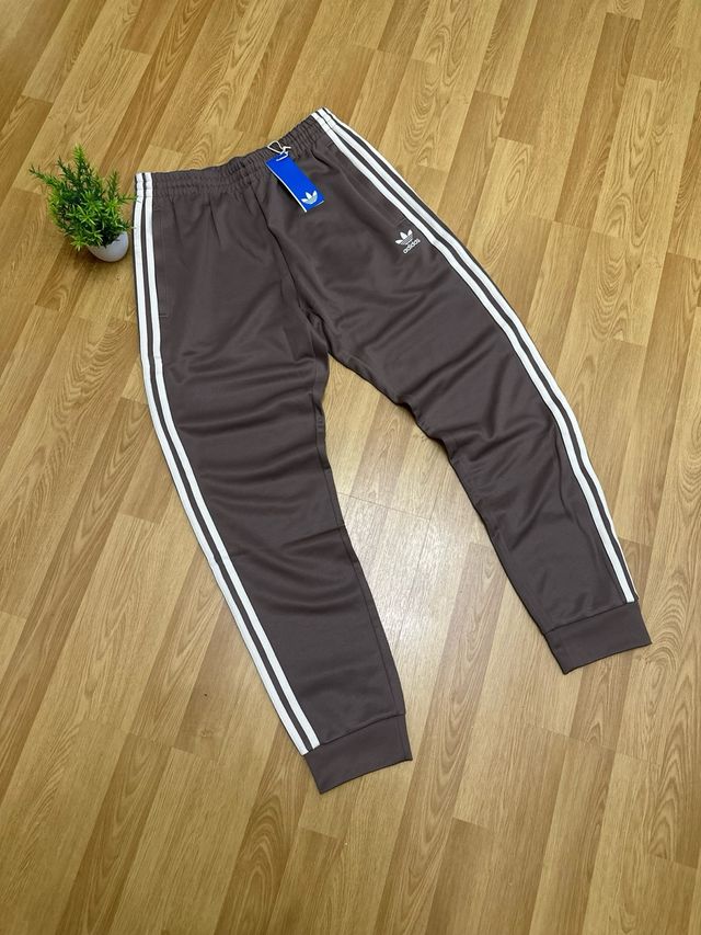 Chándal Adidas Marrón con Rayas Blancas