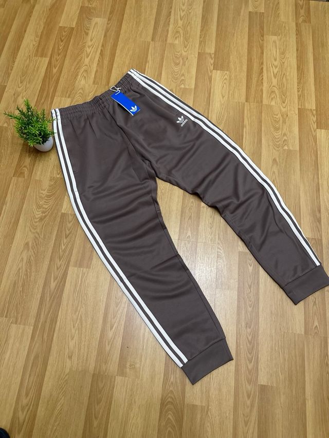 Chándal Adidas Marrón con Rayas Blancas