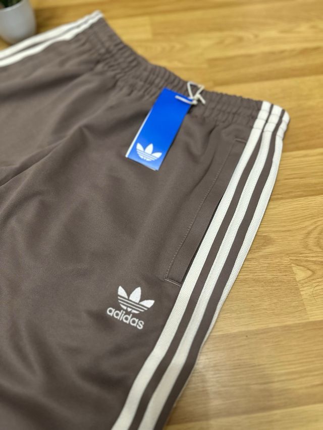 Chándal Adidas Marrón con Rayas Blancas