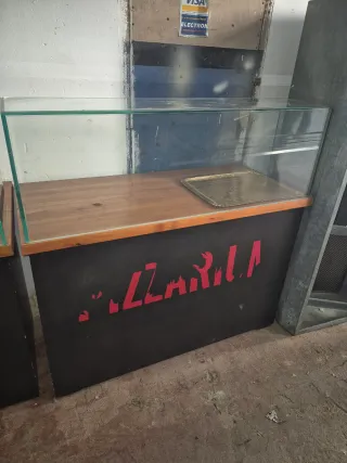 Expositor de cristal y madera