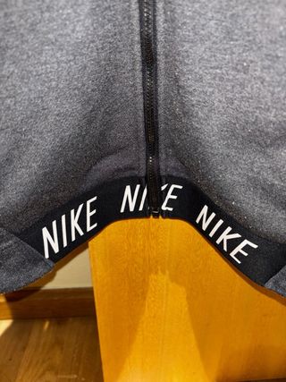 Chaqueta Nike gris con cremallera