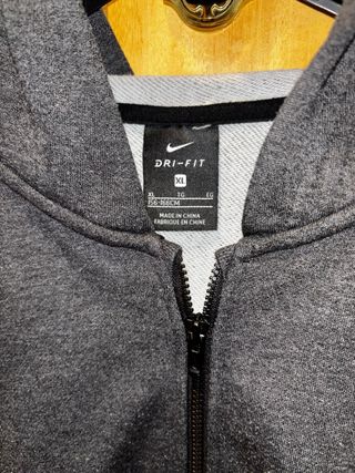 Chaqueta Nike gris con cremallera