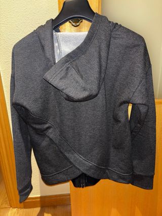 Chaqueta Nike gris con cremallera