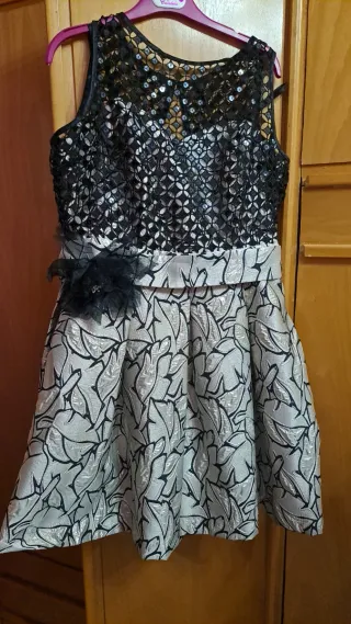 Vestido de fiesta plateado y negro