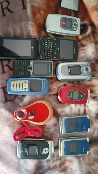 Lotto 9 telefoni e fotocamera accessorio Nokia azz