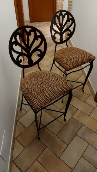 2 sgabelli in ferro con seduta in vimini