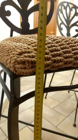 2 sgabelli in ferro con seduta in vimini