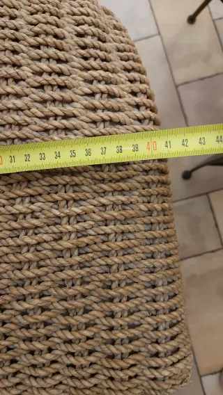 2 sgabelli in ferro con seduta in vimini