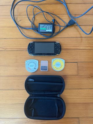 Consola PSP Sony Negra con dos juegos , tarjeta
