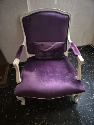 Sofá morado antiguo de terciopelo