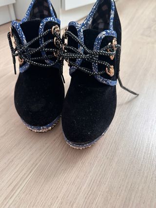 Botines elegantes negros con tacón dorado