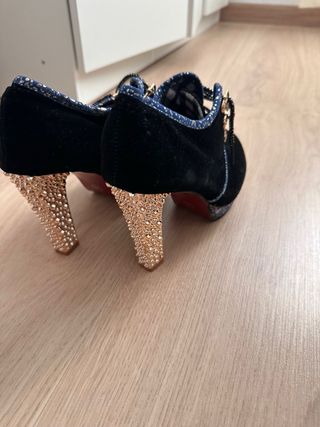 Botines elegantes negros con tacón dorado