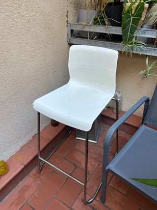 sillas altas blancas