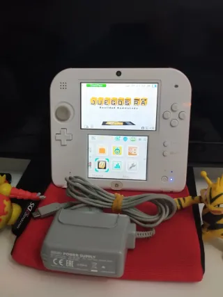 Nintendo 2DS Bianca con Caricabatterie e Custodia