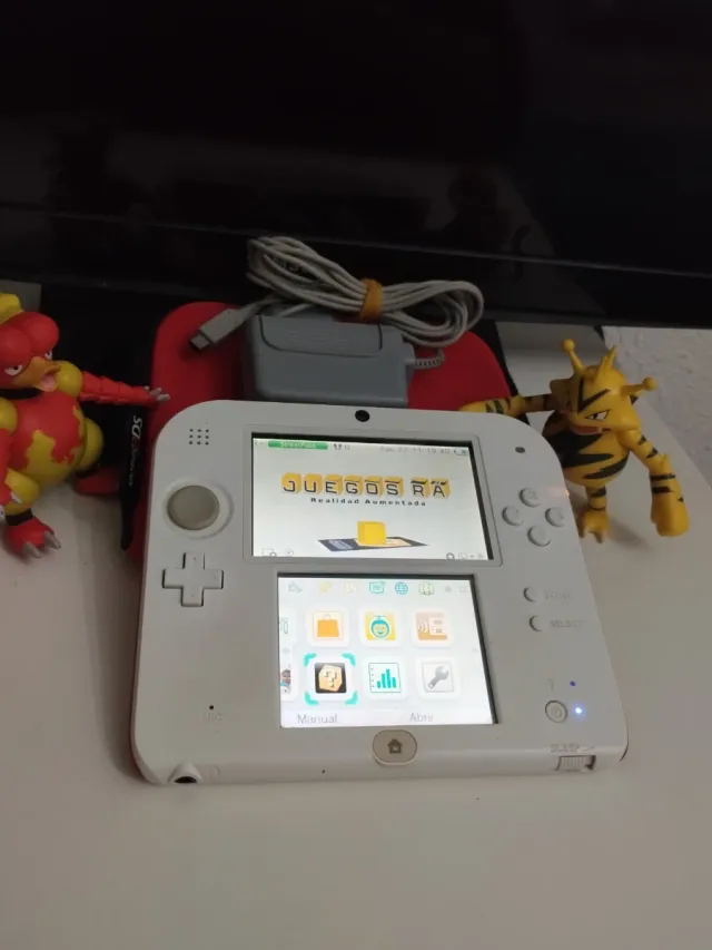 Nintendo 2DS Bianca con Caricabatterie e Custodia